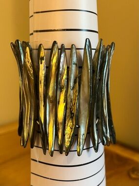 Vtg shiny abalone shell stick bracelet 3 “ wide & size 6”stretch 30 shell sticks